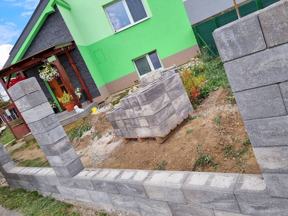 Plot - oplotenie na kľúč | Hôrka - okr. POPRAD | privátna realizácia Zameranie, poradenstvo, tvorba technickej dokumentácie, výkopové práce, betonáž, murárske práce, osádzanie oplotenia, 1ks bránička, 1ks posuvná samonosná brána, 2ks plotových modulov...